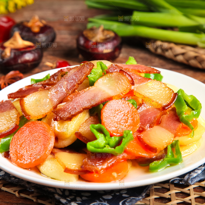 盘子里装着腊肉炒马蹄