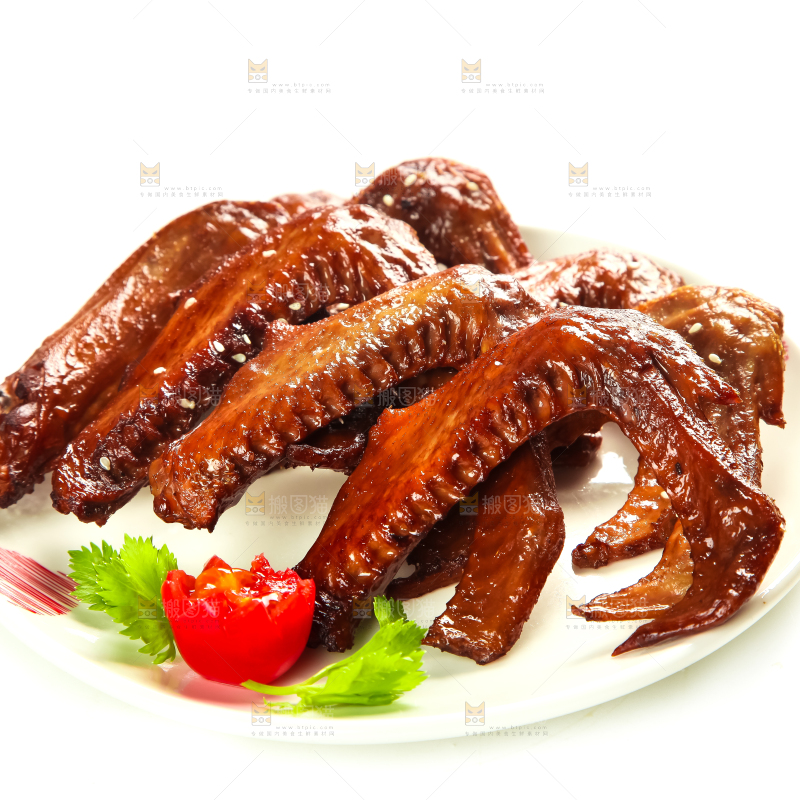 白底上放着酱香鸭翅