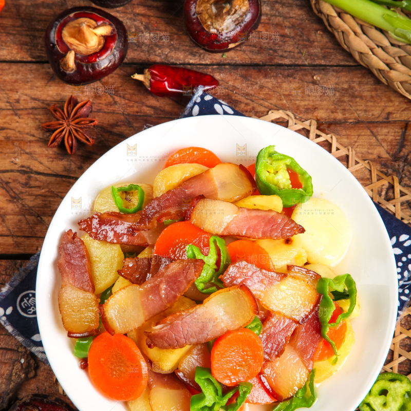 盘子里装着腊肉炒马蹄