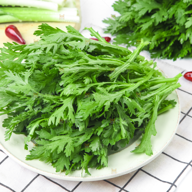 盘子里装着茼蒿