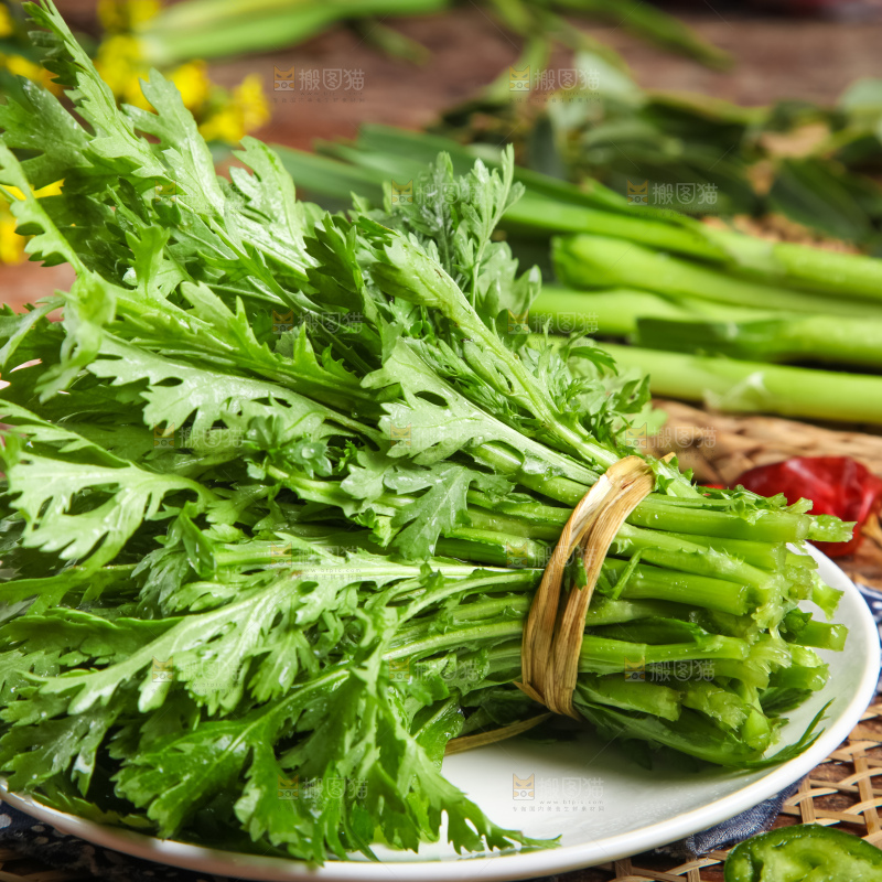 盘子里的茼蒿