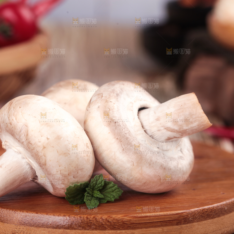 木板上放着小白菇