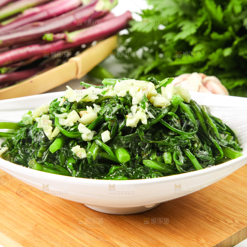 盘子里的炒茼蒿