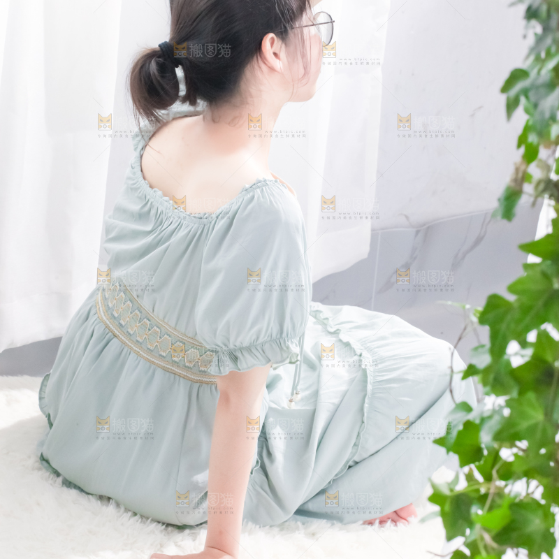 毛毯上坐着一位女孩