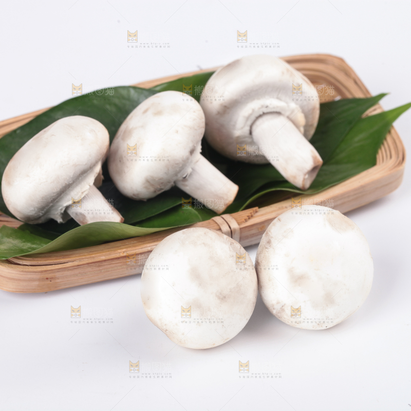 碟子里装着蘑菇