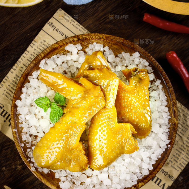 碟子里装着鸡翅