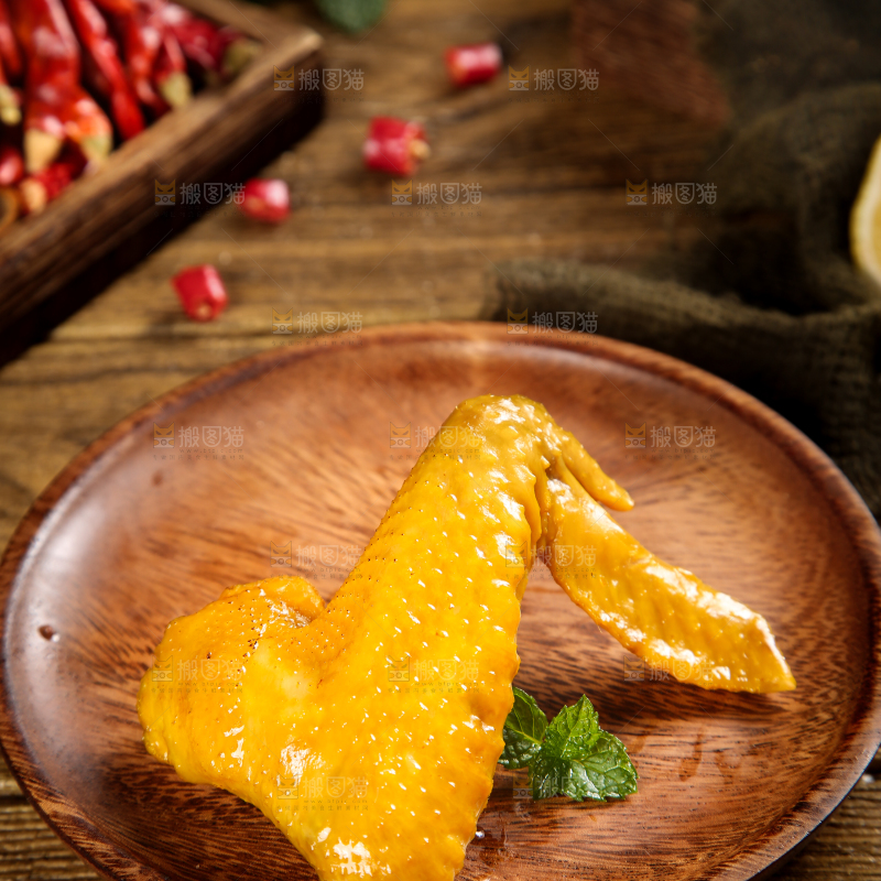 碟子里装着盐焗鸡翅