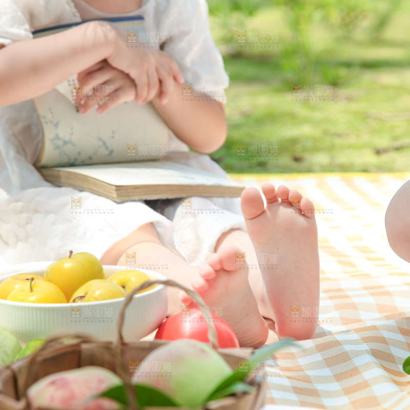 小孩子正在游玩