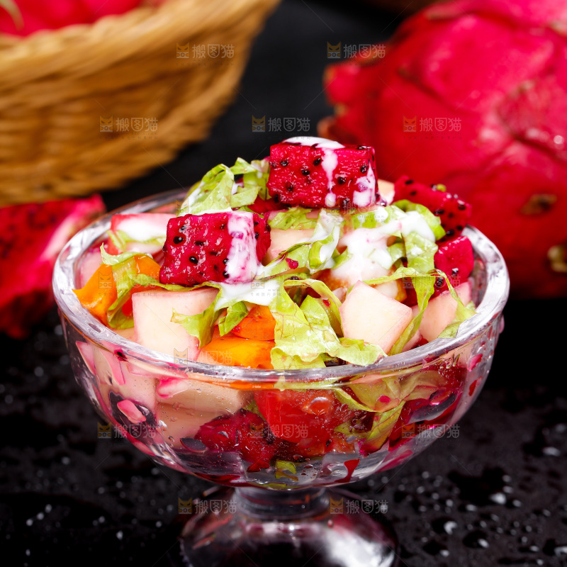 杯子里装着水果沙拉