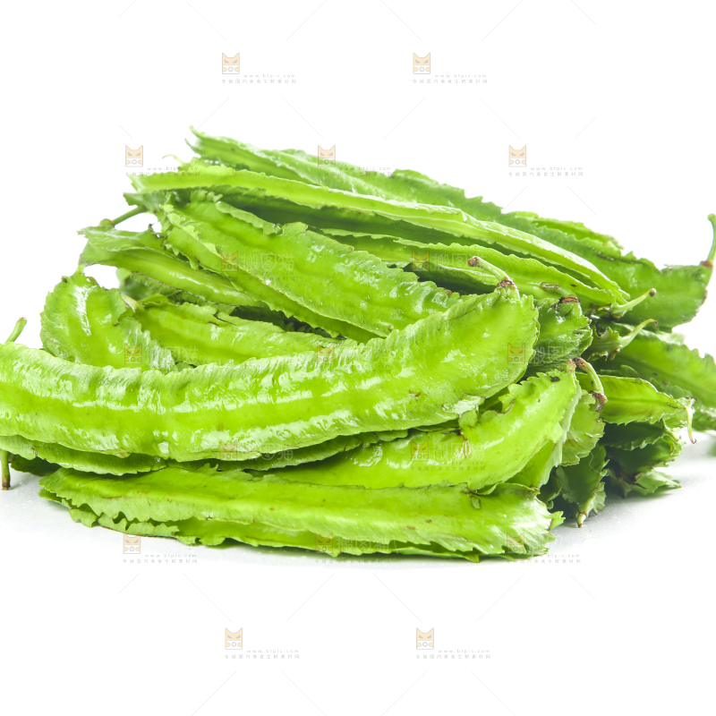 白底上放着四角豆