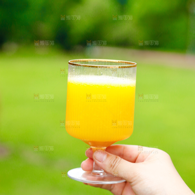 手里拿着一杯芒果汁