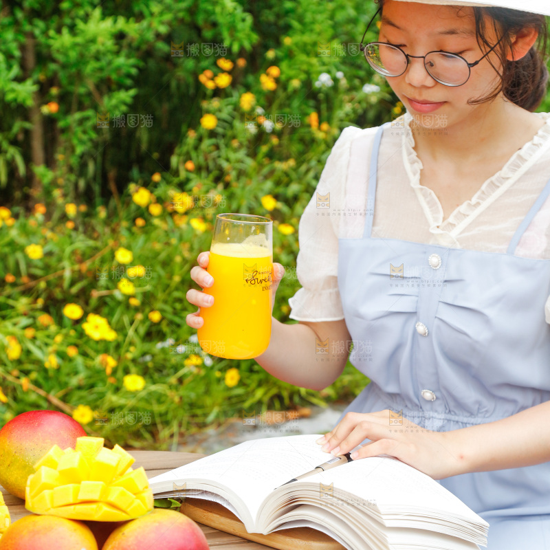 女孩正在看书