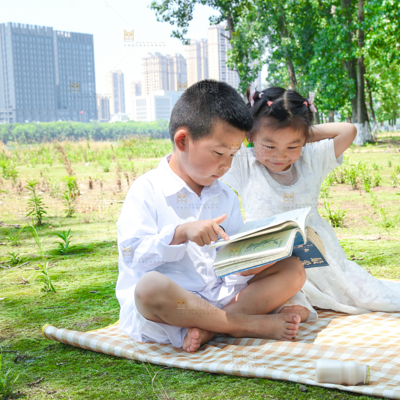 小孩子正在游玩