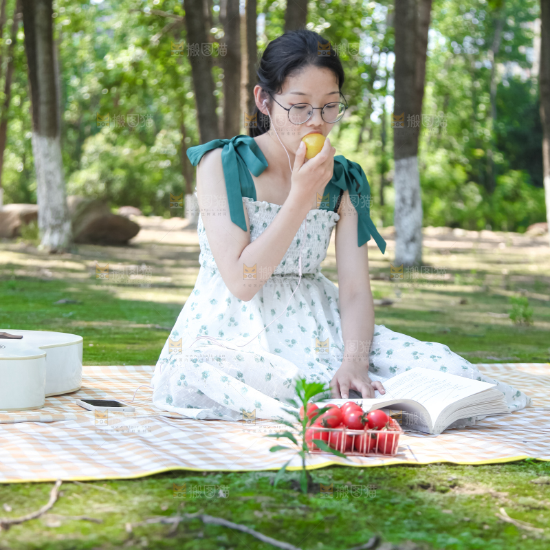 女孩子手里拿着水果