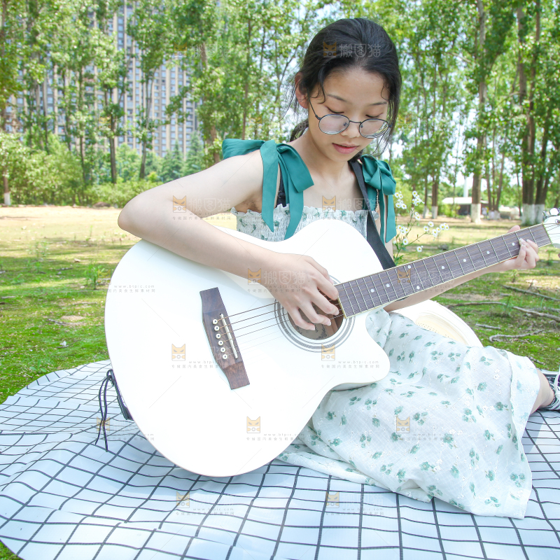 女孩正在弹吉他