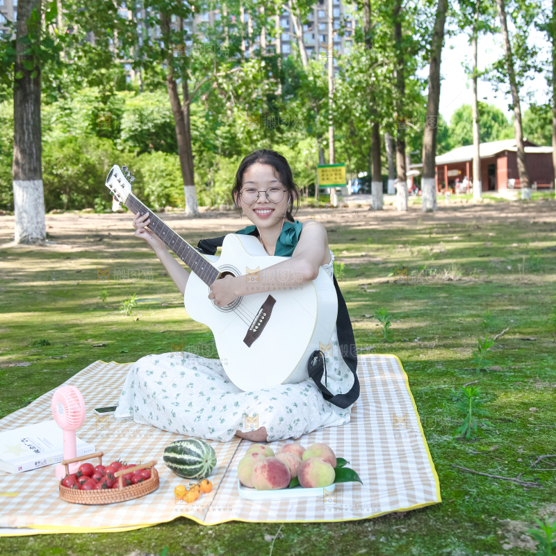 女孩手里拿着吉他