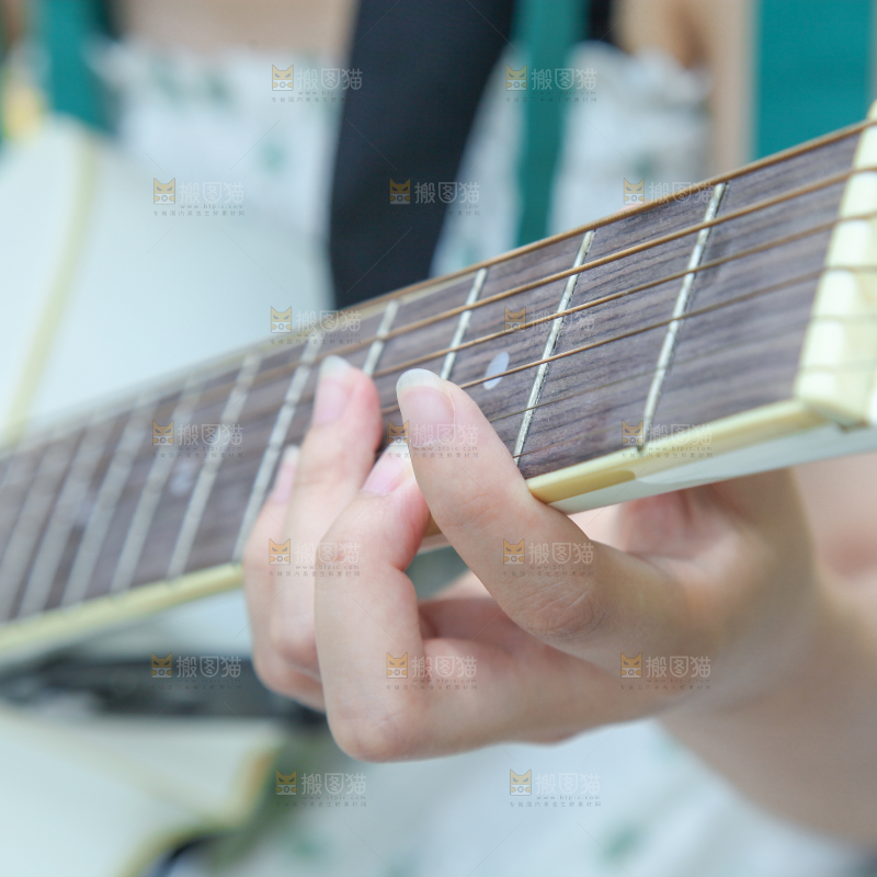 女孩正在弹吉他