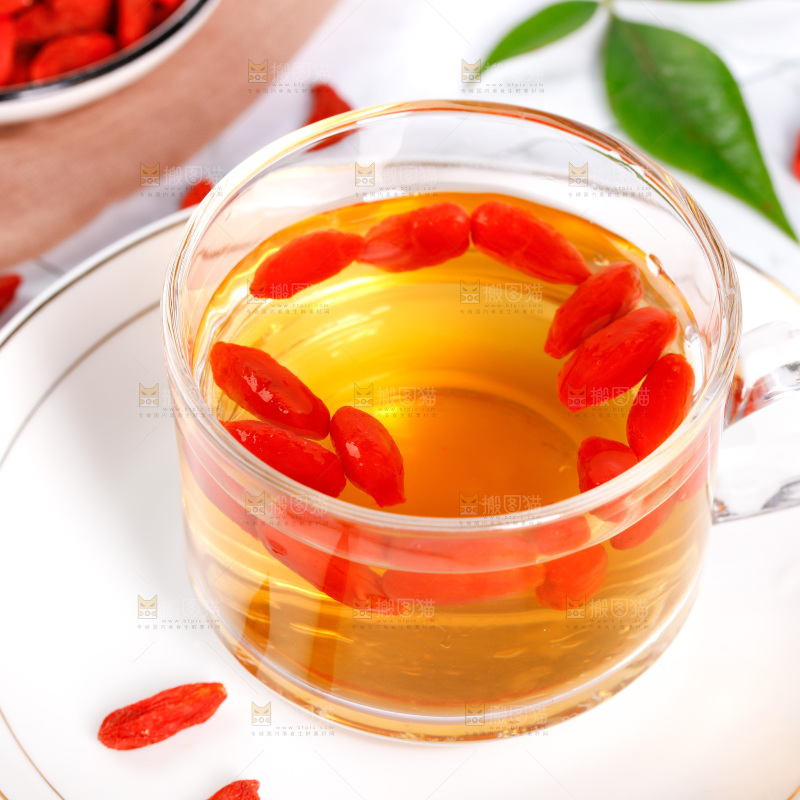 杯子里装着枸杞茶