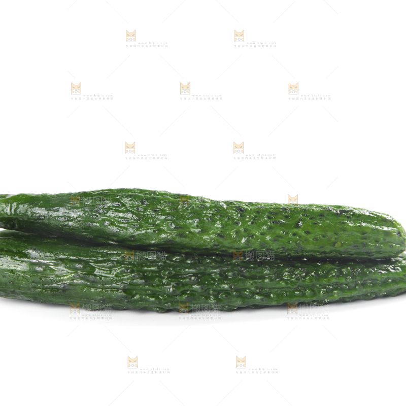 白底上摆放着新鲜黄瓜妞