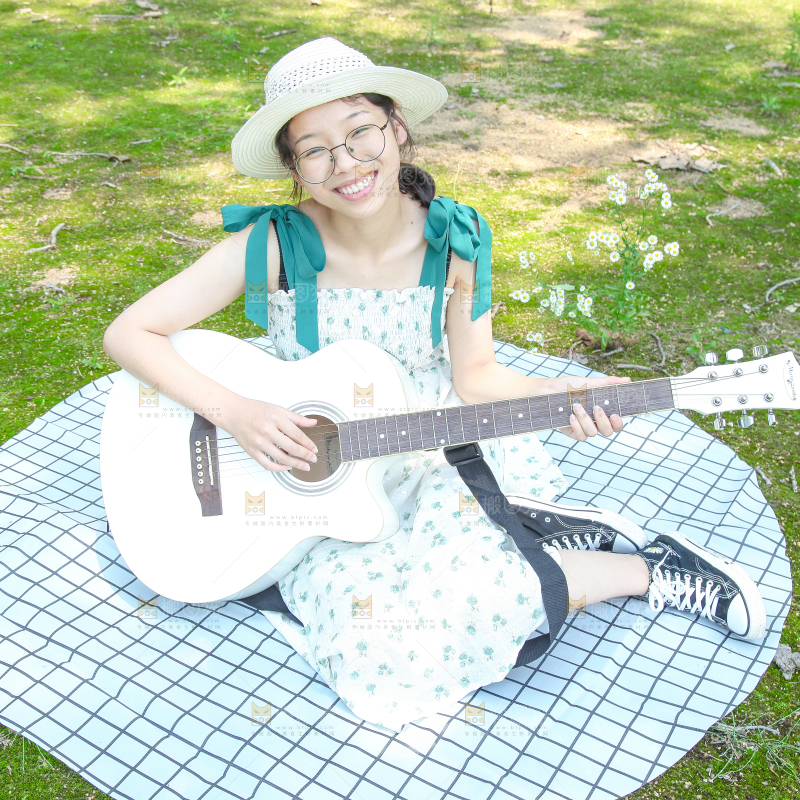女孩正在弹吉他