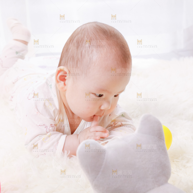 毛毯上躺着一名婴儿