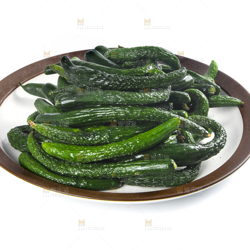 盘子里装着黄瓜仔