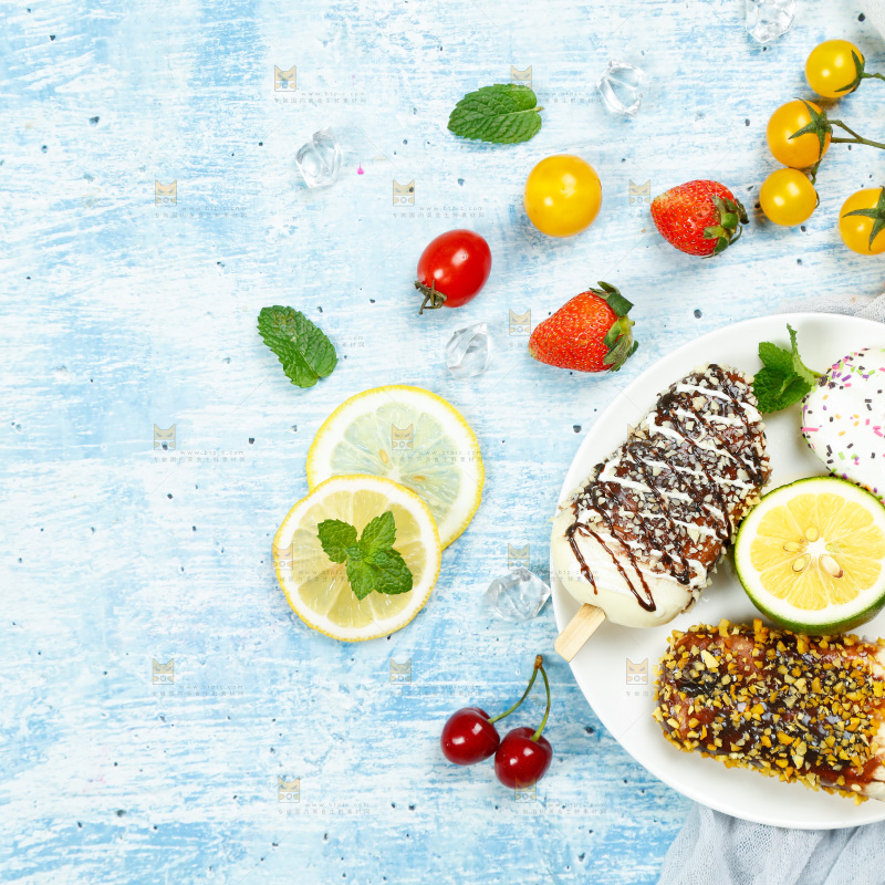 浅底上摆放着水果组合