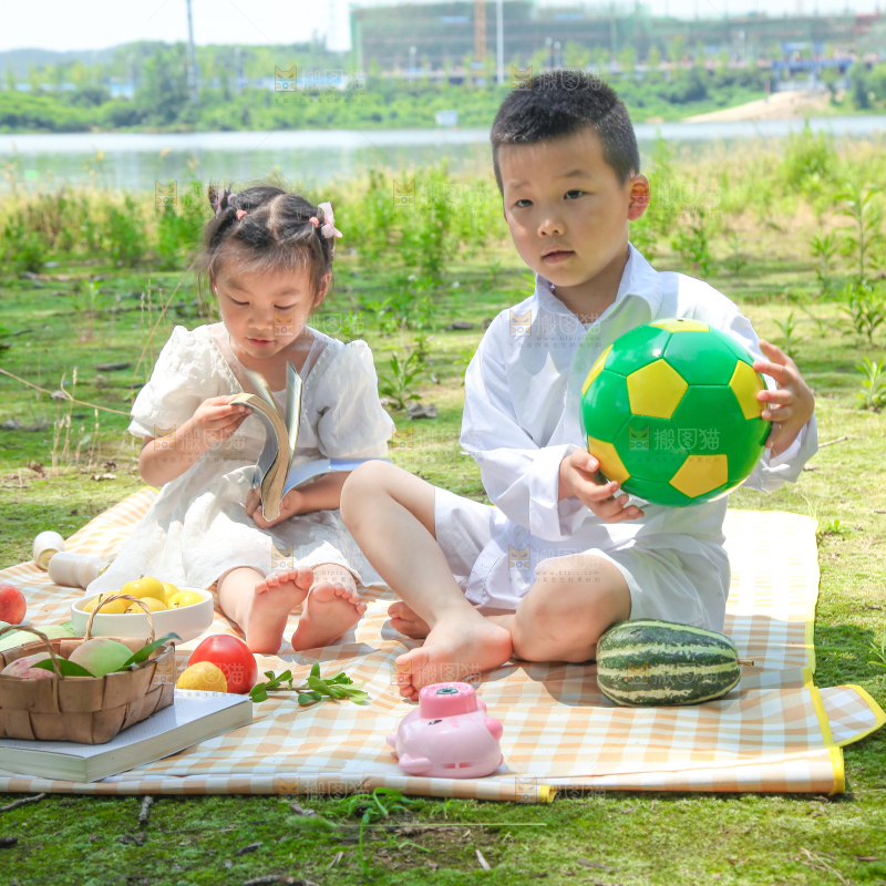 小孩子正在游玩