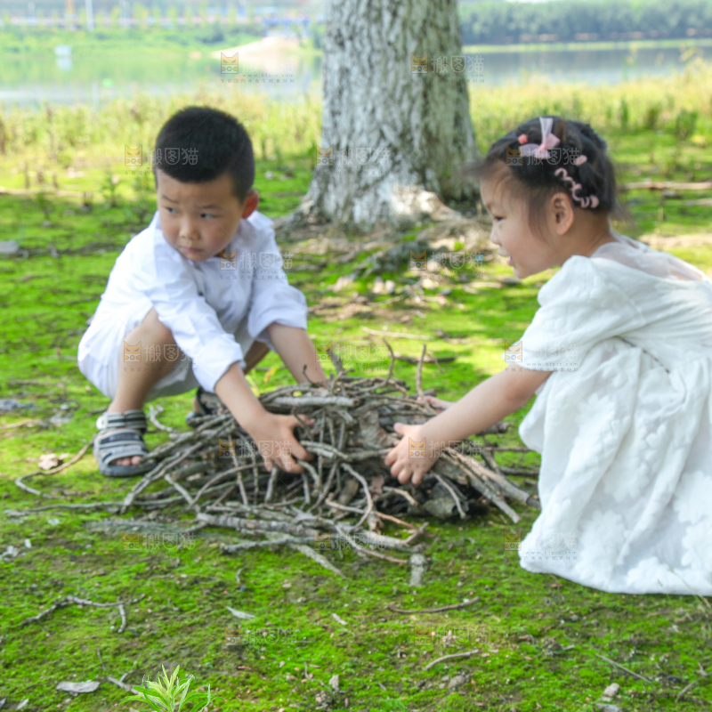 小孩子正在玩耍