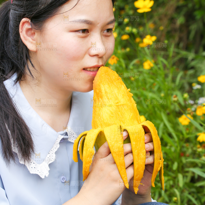 女孩正在吃芒果