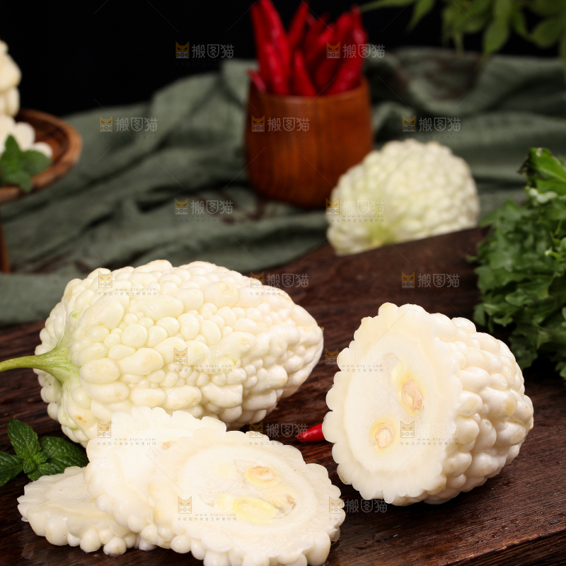 深底上摆放着新鲜苹果苦瓜