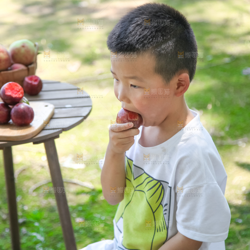 小男孩正在吃水果