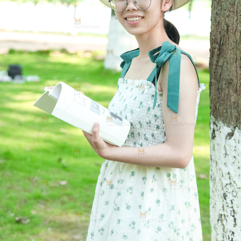 女孩正在看书