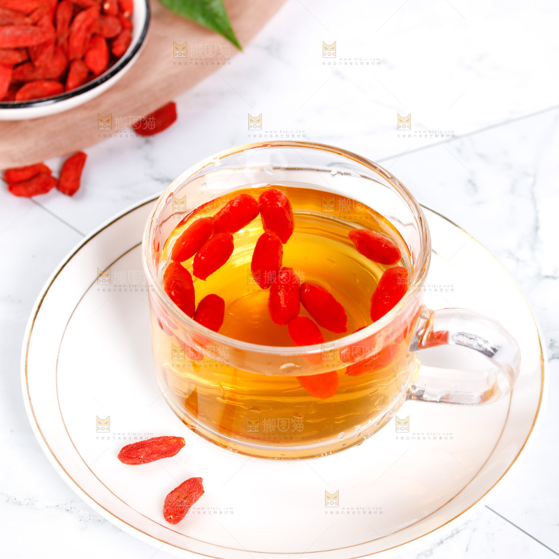 杯子里装着枸杞茶