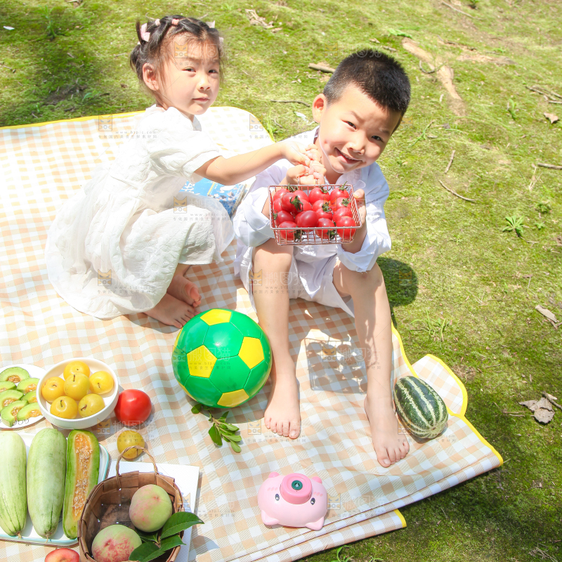 小孩子正在游玩