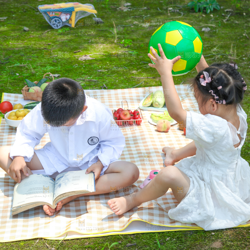 小孩子正在游玩