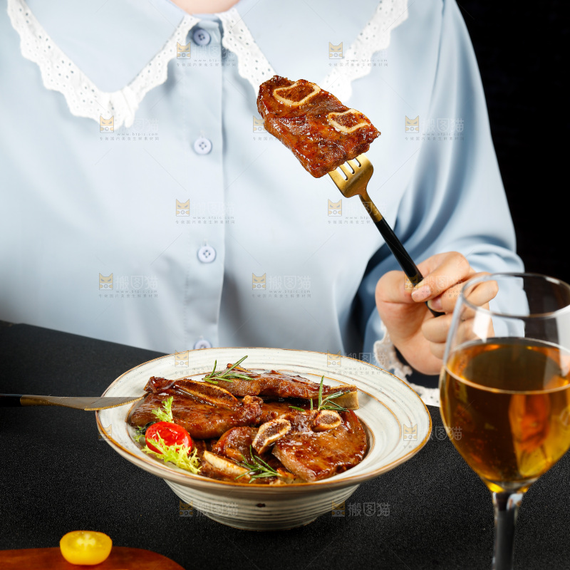 碟子里装着香煎牛仔骨