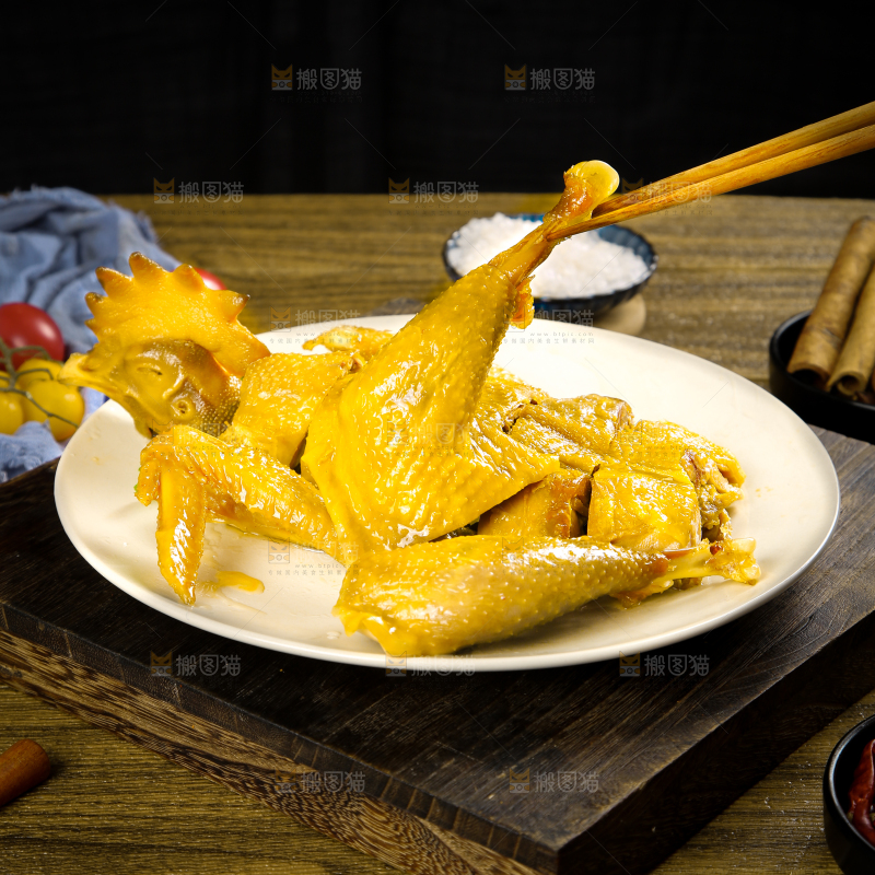 盘子里装着盐焗鸡