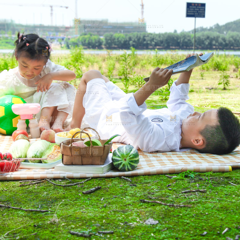 小孩子正在游玩