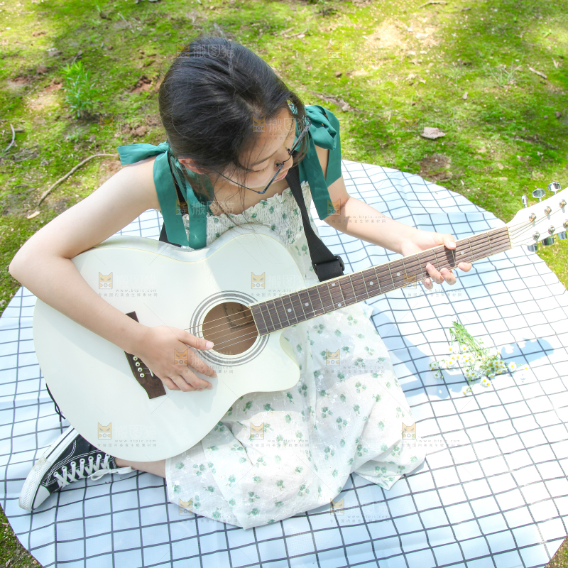 女孩正在弹吉他