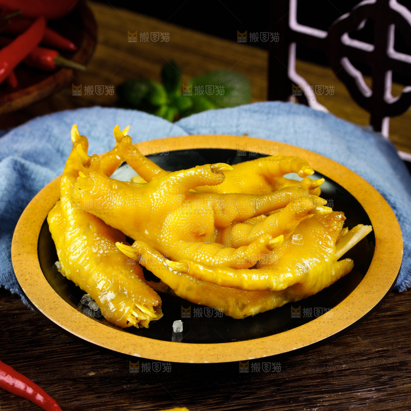 盘子里装着鸡爪