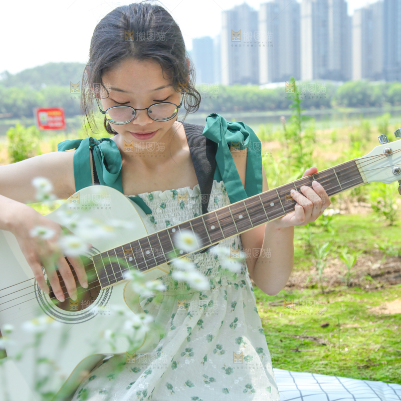 女孩正在弹吉他