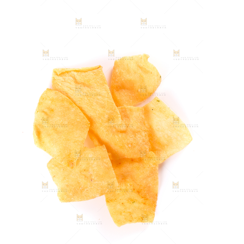 白底上摆放着膨化薯片