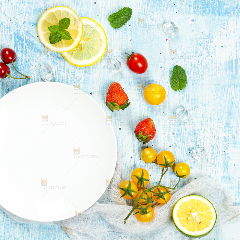 浅底上摆放着水果组合