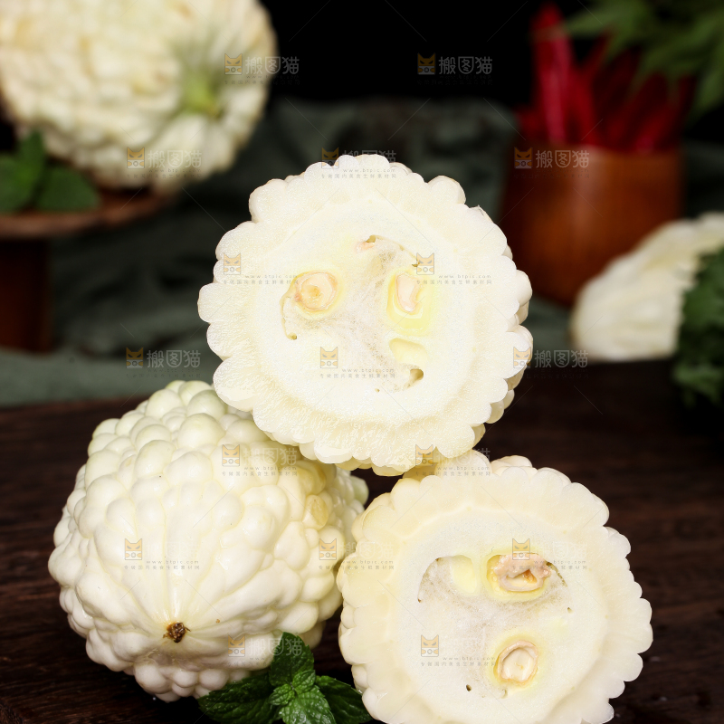 深底上摆放着苹果苦瓜