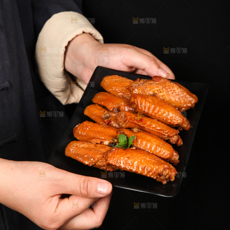 手里端着一碟鸡中翅
