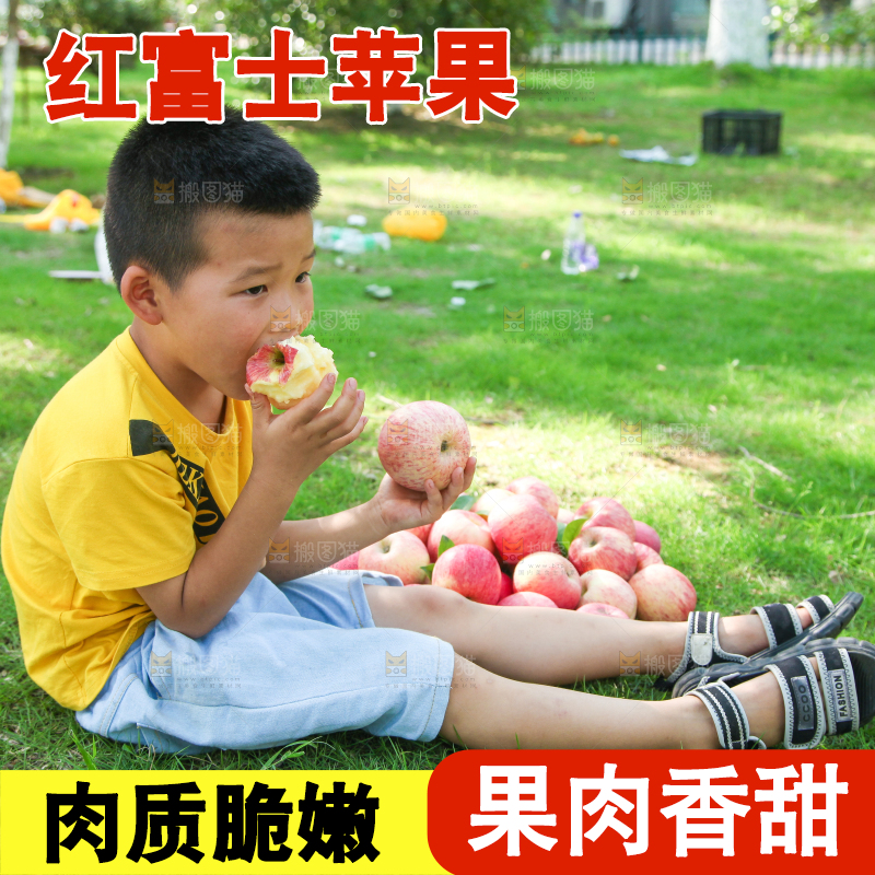 小男孩正在吃苹果