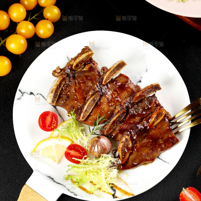 盘子里装着香煎牛肋骨