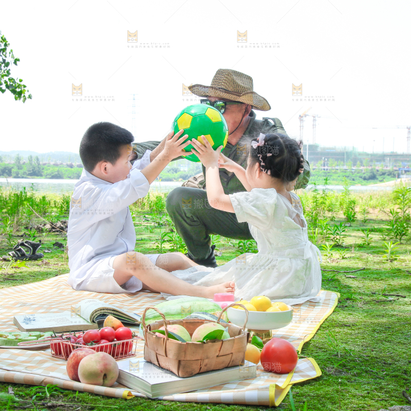 小孩子正在游玩