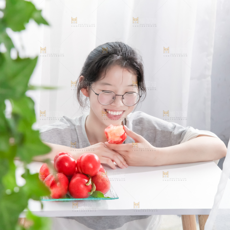 女孩手里拿着水果